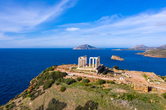 Ruinen einer antiken Tempelanlage auf einer Landspitze über dem Meer