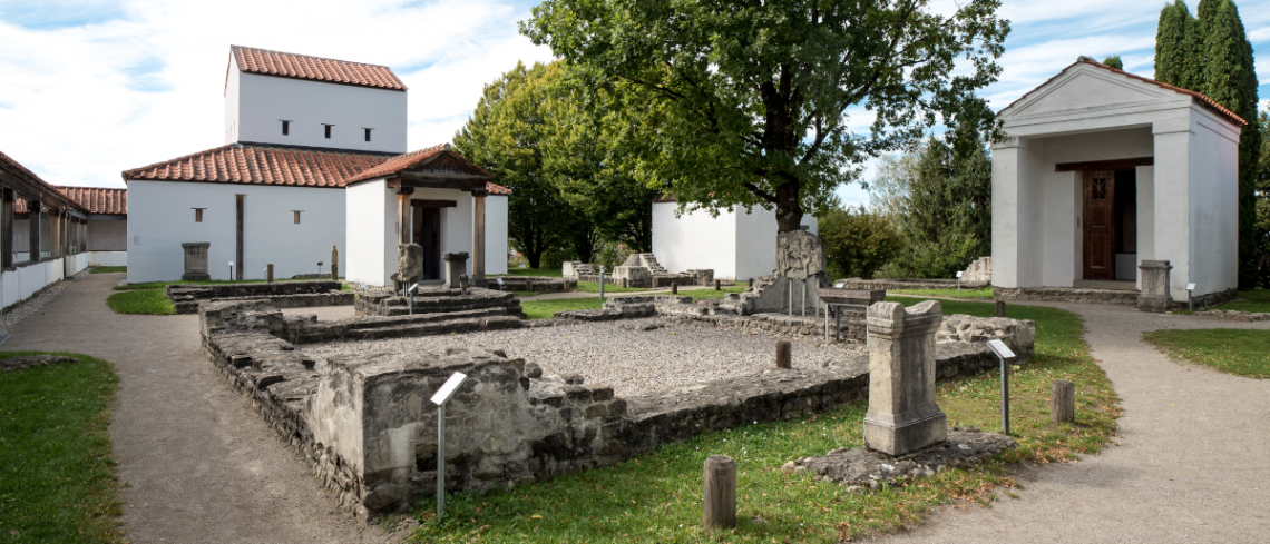 Mauerreste, Altäre und Nachbauten von drei Tempeln im Tempelbezirk des Archäologischen Park Cambodunum