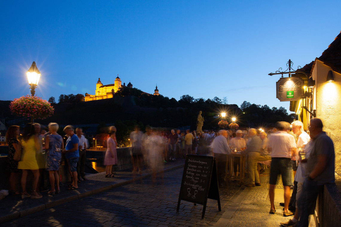 Alte Mainbrücke bei Nacht