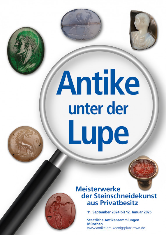 Ausstellungsplakat. Halbedelsteine mit antiken Motivem um Lupe