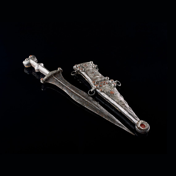 Foto eines r&ouml;mischen Dolches mit Dolchscheide. &copy; LWL-Arch&auml;ologie f&uuml;r Westfalen / Foto: Stefan Brentf&uuml;hrer