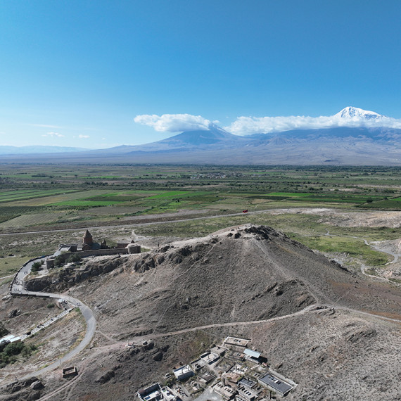 Ansicht der Oberstadt von Artaxata vor der Bergkulisse des Ararat. &copy; Armenisch-Deutsches Artaxata-Projekt