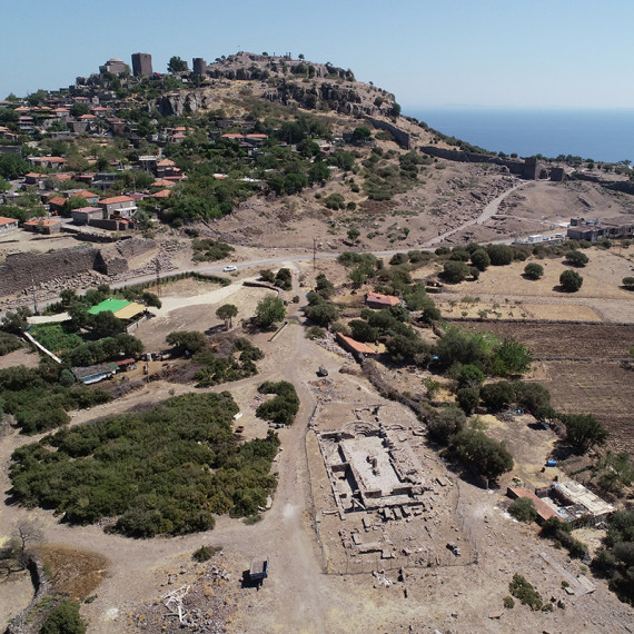 Ruinen der fr&uuml;hbyzantinische Pilgerkirche und Akropolis in Assos. &copy; Assos-Grabungsarchiv / Foto: Nurettin Arslan 